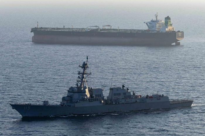 Chiến hạm Mỹ theo sát tàu hàng gần eo biển Hormuz. Ảnh: CENTCOM