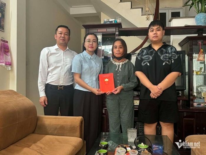 Ủy ban MTTQ phường Thanh Liệt tặng quà và động viên gia đình chị Cung Thị Phương