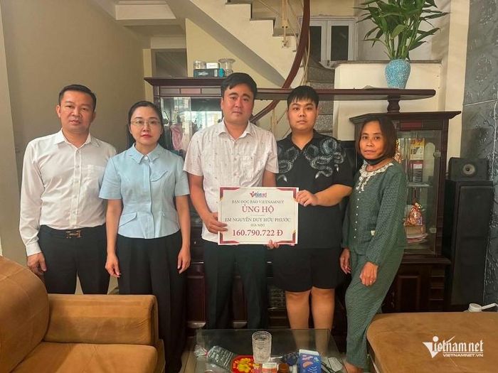 Đại diện Báo VietNamNet cùng Ủy ban MTTQ phường Thanh Liệt trao số tiền 160.790.722 đồng của bạn đọc giúp đỡ gia đình chị Cung Thị Phương