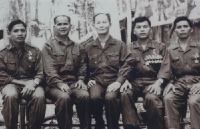 Anh hùng Núp, Anh hùng Rơ Chăm Ơk, Kpă Klơng, Kpuih Thu và ông Nguyễn Thế Minh tại mặt trận B3 năm 1972. Ảnh trưng bày tại triển lãm giới thiệu cuộc đời và sự nghiệp của anh hùng Đinh Núp do Hội Văn hóa Nghệ thuật tỉnh Gia Lai tổ chức