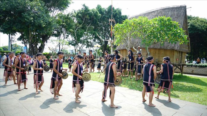Nhờ sự quan tâm của Đảng, Nhà nước, các chính sách bảo tồn và phát huy giá trị văn hóa truyền thống của đồng bào các dân tộc thiểu số ngày càng được quan tâm. Trong ảnh: Đoàn nghệ nhân Gia Rai - xã Ia Khươl trình diễn cồng chiêng tại Ngày hội Văn hóa các dân tộc tỉnh Gia Lai lần thứ 1 năm 2026