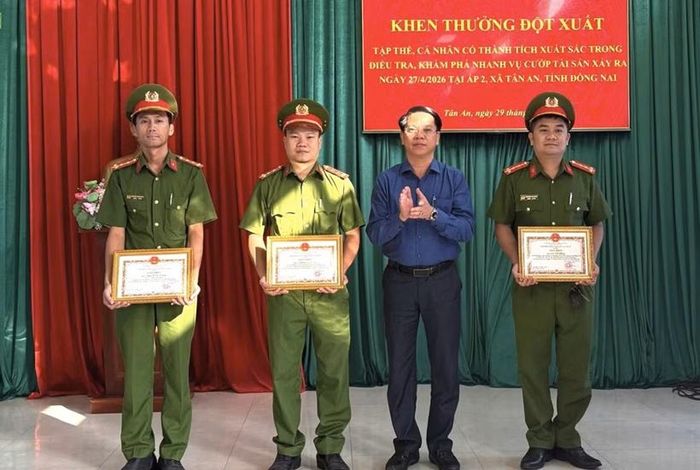 Lãnh đạo UBND xã Tân An khen thưởng đột xuất cán bộ chiến sĩ tham gia truy xét vụ cướp. 