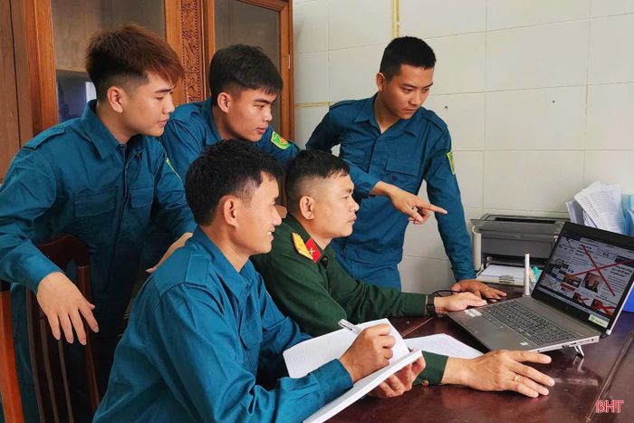 Lực lượng dân quân xã Hồng Lộc đấu tranh với các luận điệu xuyên tạc trên không gian mạng trong dịp cao điểm toàn dân mừng ngày thống nhất non sông.