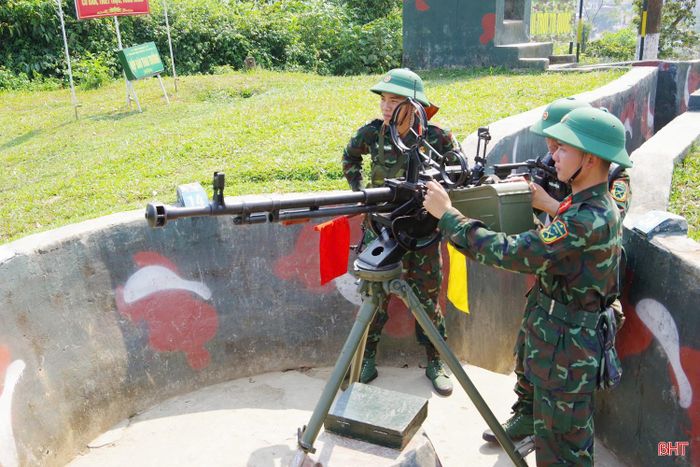 Lực lượng phòng không của Trung đoàn 841 trực gác bảo vệ bầu trời quê hương trong những ngày nghỉ lễ.