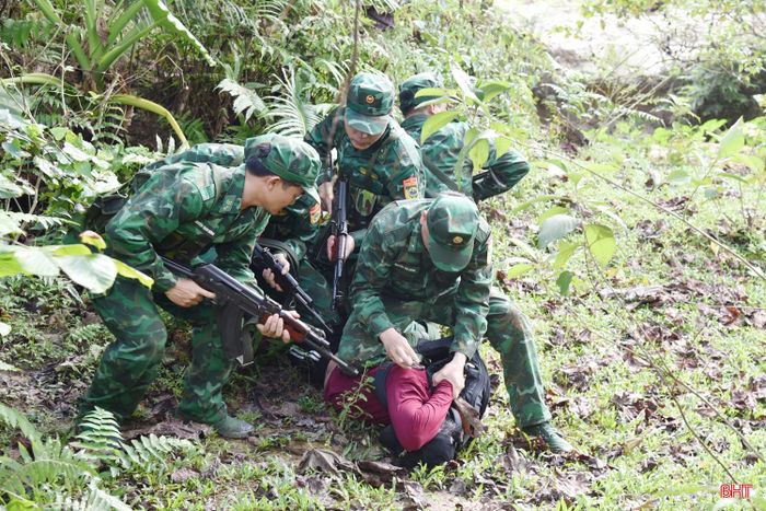Lực lượng trinh sát Đồn Biên phòng Cửa khẩu quốc tế Cầu Treo tập luyện phương án mật phục, bắt tội phạm có vũ trang xâm nhập biên giới trái phép.