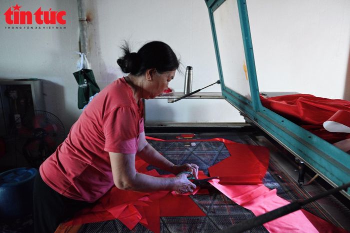 Bà Lê Thị Hải miệt mài với công việc quen thuộc, giữ nhịp sản xuất trong những ngày cao điểm.