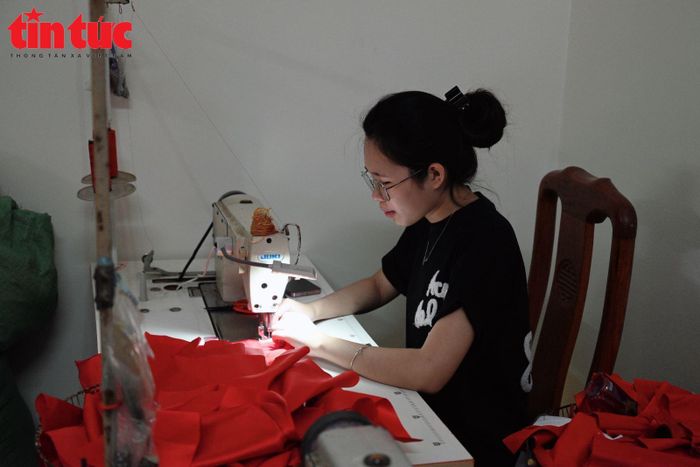 Công đoạn may viền được thực hiện tỉ mỉ để lá cờ giữ được dáng gọn gàng, đúng tỷ lệ.