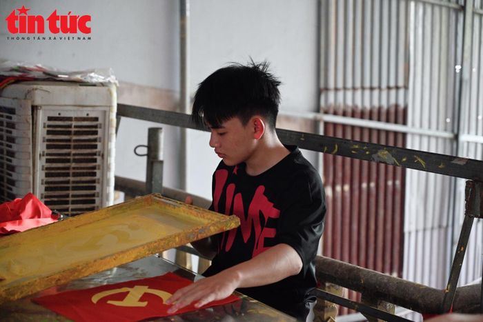 Vương Thế Viên trong những ngày đầu học việc, dần làm quen với nhịp công việc tại xưởng.