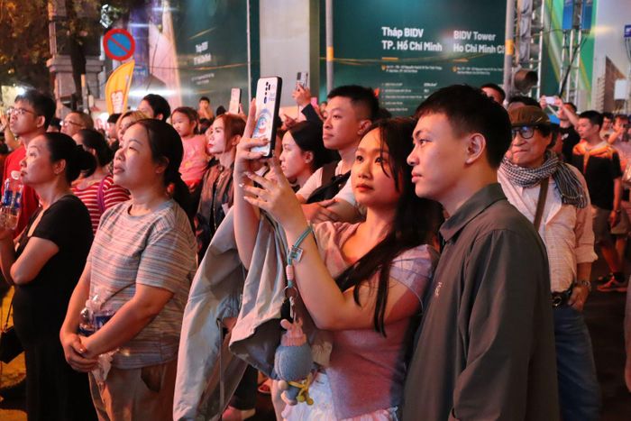 Các bạn trẻ hòa mình vào không khí ngày độc lập.