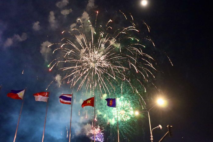TP Hồ Chí Minh đồng loạt bắn pháo hoa tại 8 điểm chào mừng 51 năm ngày đất nước thống nhất.