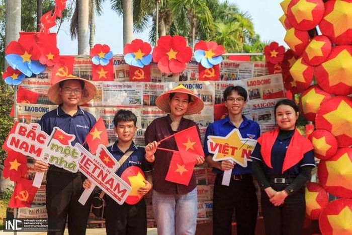 Phương Nhi (ngoài cùng bên phải) chụp ảnh tại công trình chào mừng 30/4 tại Vườn Cau Đỏ (phường Thới An, Tp.HCM).
