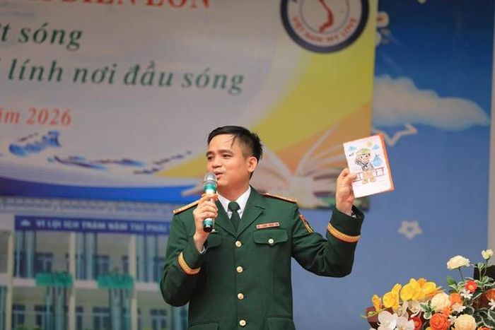 Thượng tá Nguyễn Danh Quân, Cán bộ Cục Tuyên huấn, Tổng cục chính trị Quân đội nhân dân Việt Nam.