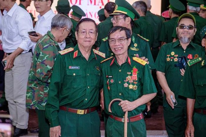 Họa sĩ, kỷ lục gia, cựu chiến binh Nguyễn Văn Việt (phải) chụp ảnh cùng đồng đội của mình.
