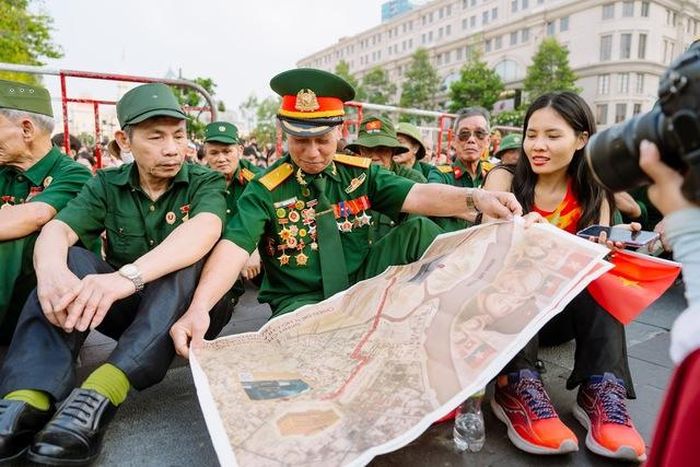 Việc kế thừa truyền thống không dừng ở nhận thức, mà cần được thể hiện bằng hành động cụ thể. Sẵn sàng cống hiến trí tuệ, đạo đức, năng lực để xây dựng đất nước ngày càng hùng cường; đồng thời trở thành “cầu nối” lan tỏa những câu chuyện, bài học lịch sử đến cộng đồng.