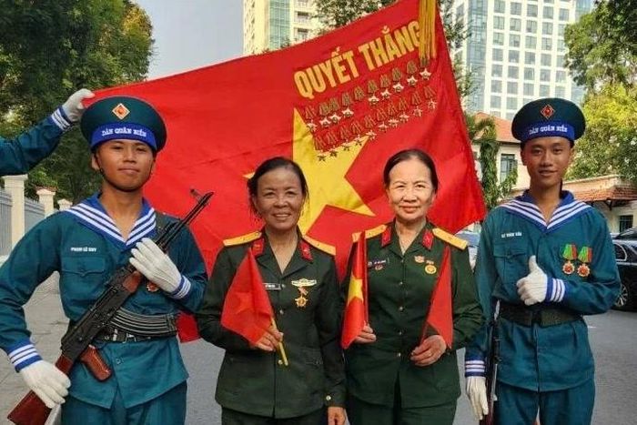 Bà Lê Thị Thoa (người thứ 2 từ phải sang trái) cùng đồng đội tham gia hoạt động kỷ niệm, gặp gỡ thế hệ trẻ.
