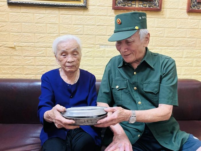 Nhạc sĩ Văn Hòe kể chuyện về chiếc cà mèn được bộ đội tặng khi cùng đoàn văn công Thanh Hóa phục vụ chiến trường Trường Sơn.