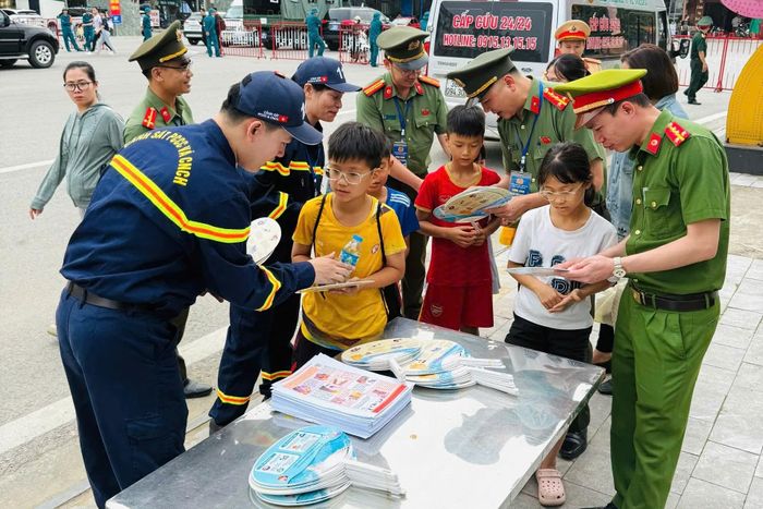 Du khách, đặc biệt là các em nhỏ chăm chú lắng nghe các cán bộ, chiến sĩ hướng dẫn kỹ năng PCCC, phòng chống tai nạn đuối nước.