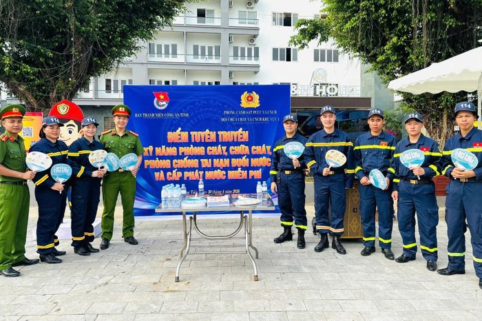 Phòng cảnh sát PCCC và CNCH, Công an tỉnh Thanh Hóa tổ chức điểm tuyên truyền kỹ năng phòng cháy, chữa cháy, phòng chống tai nạn đuối nước cho du khách và người dân tại Khu du lịch sinh thái biển Hải Tiến.