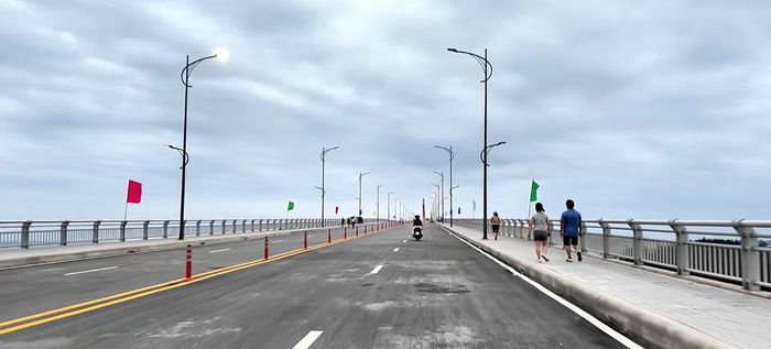 Dòng phương tiện lưu thông thông suốt trong ngày đầu cầu chính thức vận hành