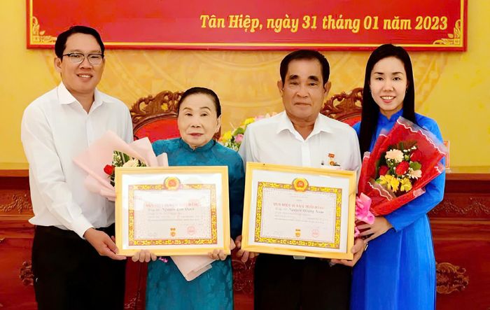 Bà Chín Oanh được trao Huy hiệu 55 năm tuổi Đảng; chồng bà, ông Nguyễn Hoàng Nam, nhận Huy hiệu 45 năm tuổi Đảng.