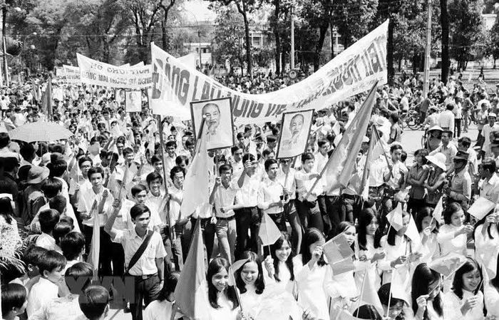 Thanh niên, học sinh Sài Gòn diễu hành chào mừng đất nước thống nhất. Ảnh tư liệu