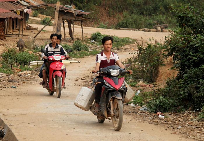 Người dân Tà Tổng phải mang can đi chở nước sinh hoạt.