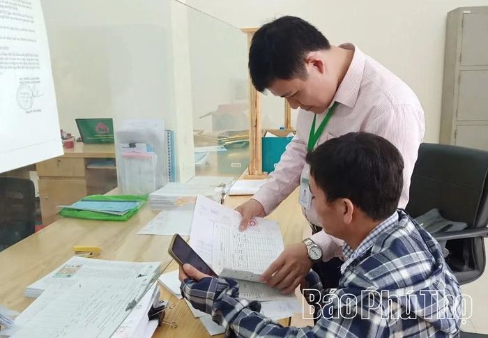 Khách hàng giao dịch tại Phòng giao dịch NHCSXH Đà Bắc.