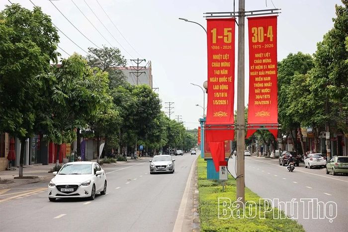 Dọc tuyến đường Hùng Vương trên địa bàn phường Nông Trang treo nhiều pano, khẩu hiệu chào mừng Kỷ niệm ngày 30/4 - 1/5