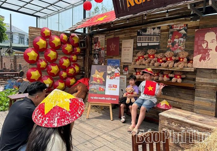 Hính ảnh những lá cờ đỏ sao vàng, băng rôn, tiểu cảnh và nhiều góc trang trí đẹp thu hút đông khách checkin, lưu giữ những khoảnh khắc ý nghĩa trong dịp nghỉ lễ...