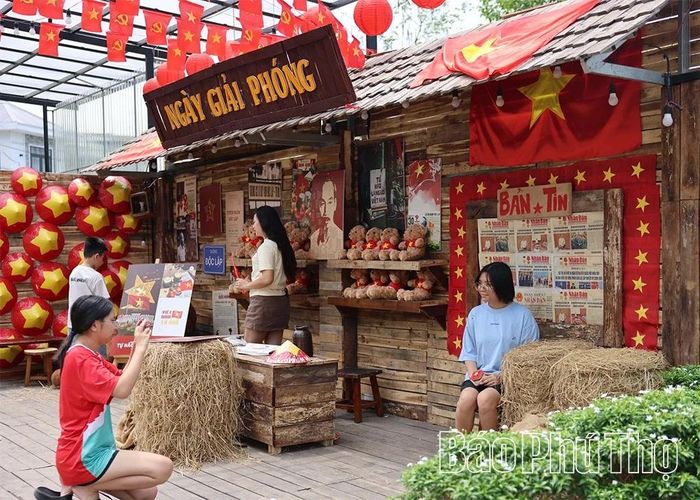 Quán cafe trang trí cờ, hoa rực rỡ thu hút đông bạn trẻ checkin trong dịp nghỉ lễ.
