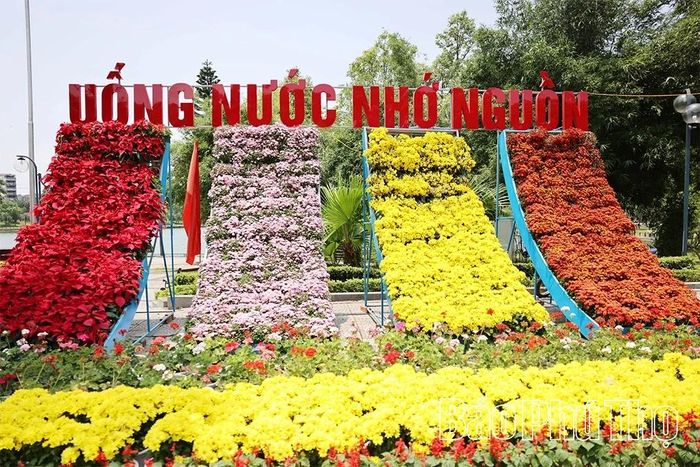 Suối hoa bên hồ Công viên Văn Lang tạo cảnh quan xanh- sạch - đẹp