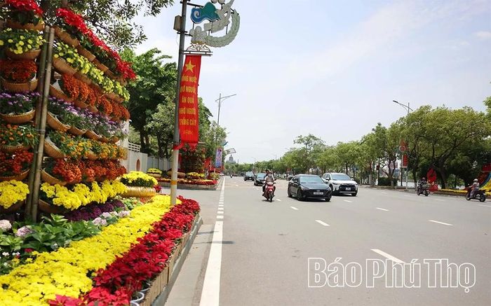 Khu vực đường Nguyễn Tất Thành, phường Việt Trì rực rỡ cờ hoa.