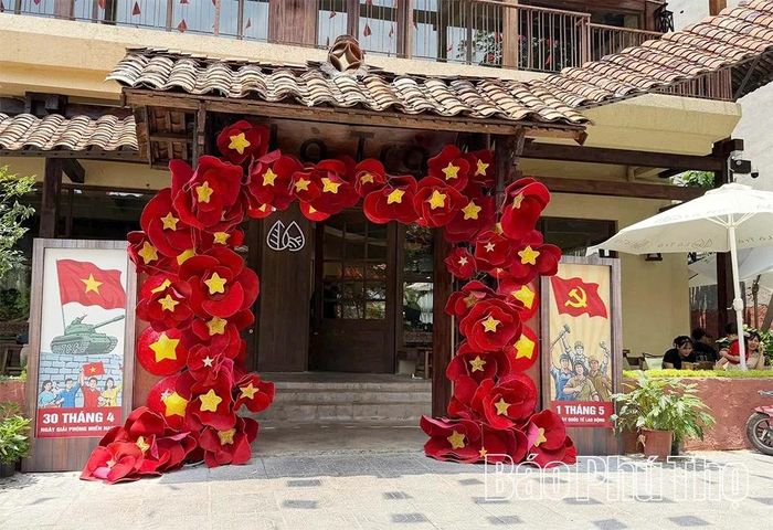 Không gian quán được phủ kín bởi màu đỏ chủ đạo, những hình ảnh cờ đỏ sao vàng, pano, băng rôn, mang đậm tinh thần tự hào dân tộc.
