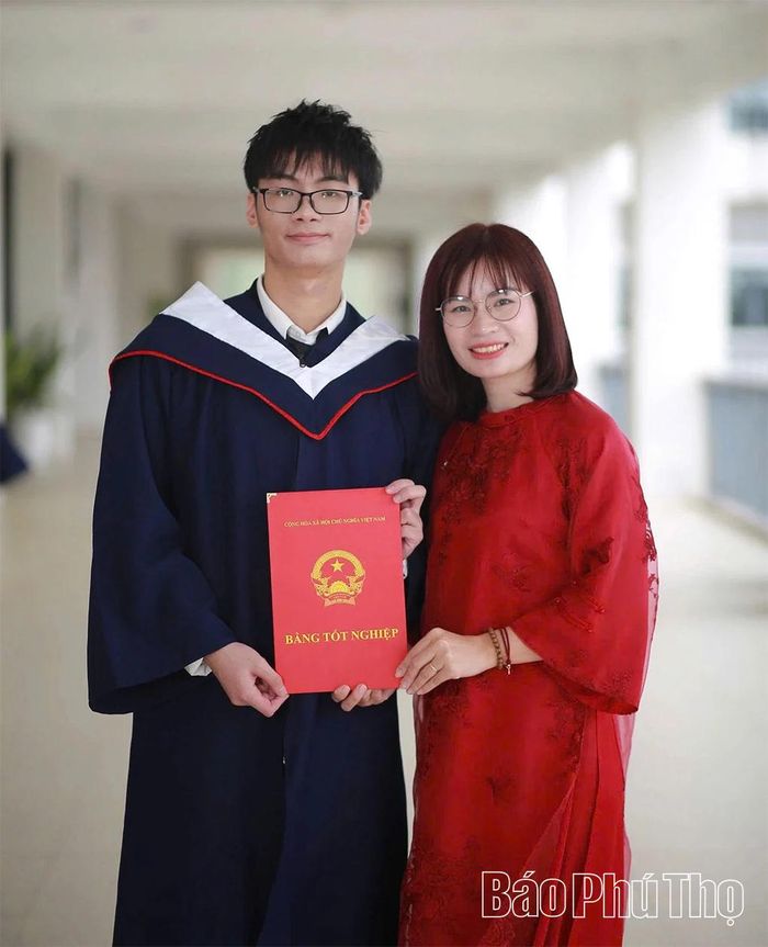 Em Đinh Xuân Phúc (bên trái), học sinh lớp 12A5 chuyên Hóa học, Trường THPT Chuyên Vĩnh Phúc được chọn tham dự Olympic Hóa học quốc tế.