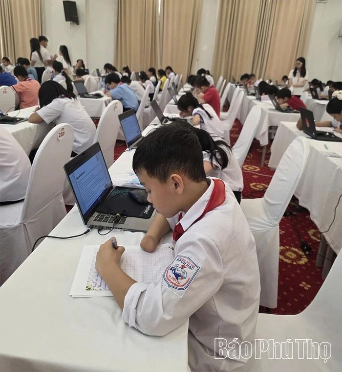 Em Nguyễn Quý Nhân, học sinh lớp 5A, Trường Tiểu học Bạch Hạc, phường Thanh Miếu có nghị lực vươn lên trong học tập.