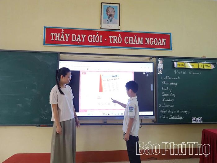 Giờ học Tiếng Anh của cô và trò Trường Tiểu học Vân Du, xã Chí Đám.
