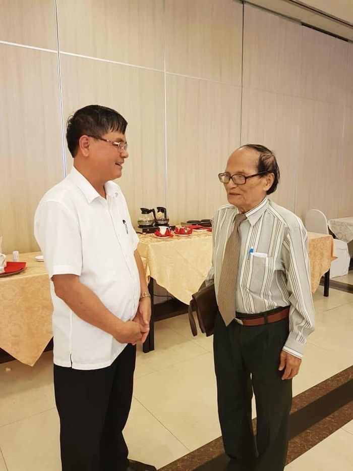 Nhà thơ Giang Nam, nguyên Phó chủ tịch tỉnh Khánh Hòa trao đổi với tác giả năm 2018. Ảnh T.L