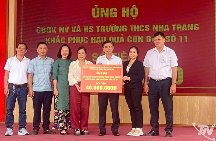 Đại diện Trường THCS Thái Nguyên (tỉnh Khánh Hòa) trao tặng ủng hộ Trường THCS Nha Trang (tỉnh Thái Nguyên) khắc phục hậu quả thiên tai (tháng 10-2025).
