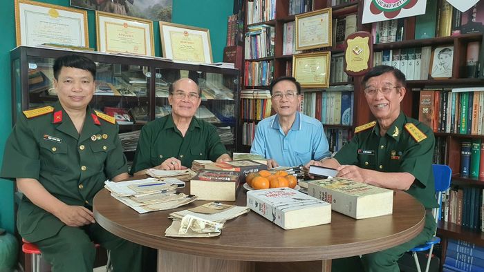 Nhân vật và khách mời, từ trái qua: Cựu chiến binh Nhà văn Đặng Vương Hưng, PGS.TS Nguyễn Minh Vỹ, ThS. Đặng Duy Khanh, Cựu chiến binh nhà thơ Lê Đức Nghinh.