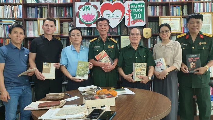 Ekip thực hiện chương trình của VTV3 chụp ảnh chung với các khách mời.