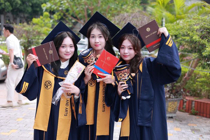 Sinh viên Trường Khoa học liên ngành và Nghệ thuật, ĐHQG Hà Nội trong lễ tốt nghiệp