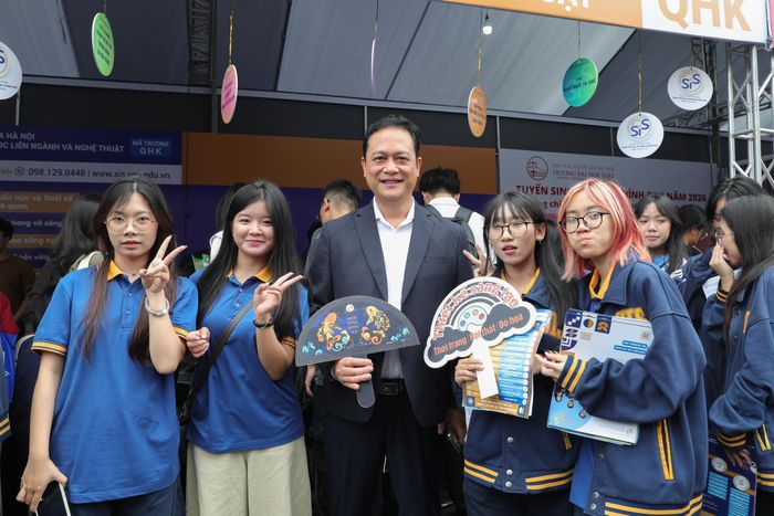 PGS. TS. Nguyễn Văn Hiệu với sinh viên Trường Khoa học liên ngành và Nghệ thuật
