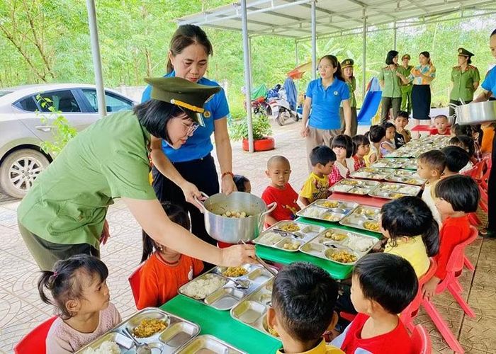 Cán bộ, chiến sĩ Công an tỉnh Quảng Trị hướng về cơ sở chăm lo cho các em học sinh vùng sâu, vùng xa, vùng biên giới.
