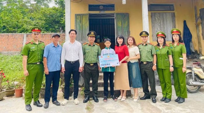 Công an phường Đồng Thuận hỗ trợ giúp đỡ học sinh có hoàn cảnh khó khăn trên địa bàn.
