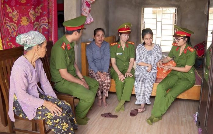 Cán bộ, chiến sĩ Phòng Cảnh sát Kinh tế Công an tỉnh Quảng Trị đồng hành với các em có hoàn cảnh khó khăn trên địa bàn.