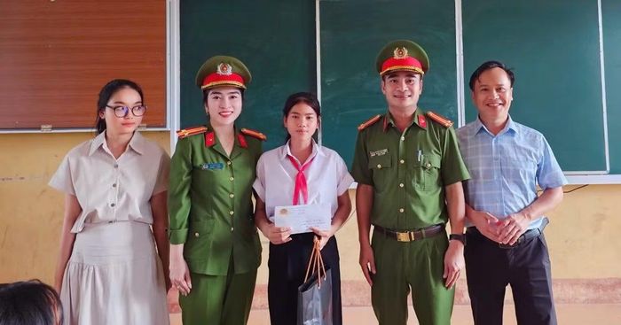 Công an xã A Dơi Công an tỉnh Quảng Trị hướng về cơ sở chăm lo cho các em có hoàn cảnh khó khăn