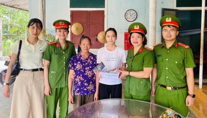 Cán bộ, chiến sĩ Công an Phòng Kỹ thuật hình sự Công an tỉnh Quảng Trị hướng về cơ sở giúp đỡ các em có hoàn cảnh khó khăn.
