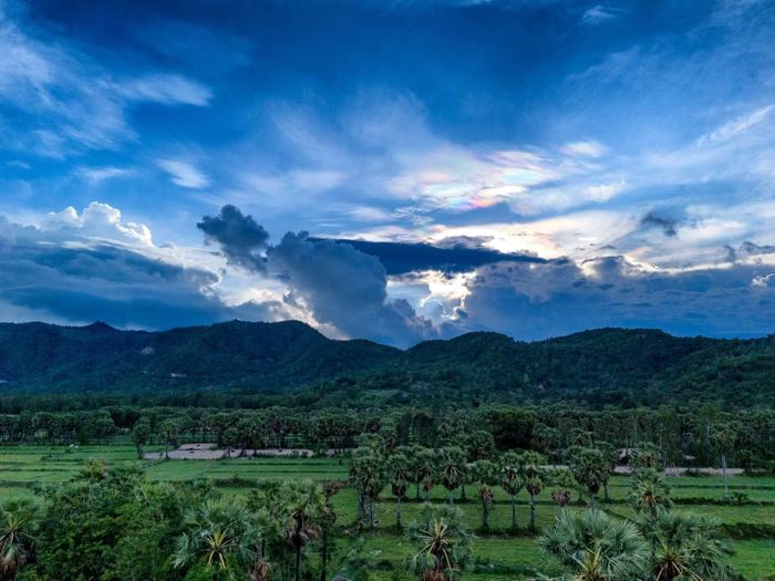 Hai đại kỷ nguyên: đồng bằng trẻ - dãy núi già chỉ cách nhau vài trăm thước. (Ảnh: Phạm Vũ)