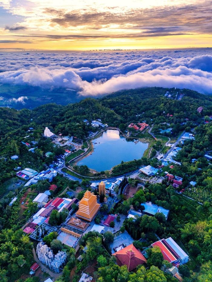 Ngôi làng bình yên trên đỉnh, nơi bảo vệ nguồn tín ngưỡng - văn hóa đang bị bào mòn. (Ảnh: Dương Việt Anh)