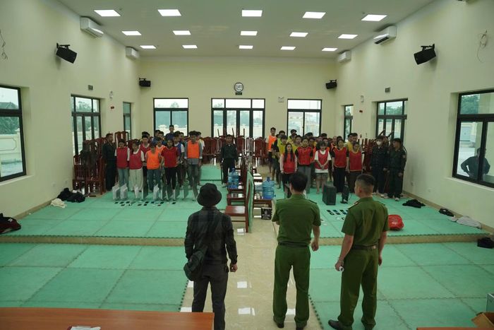 Lực lượng Công an làm việc với các đối tượng.